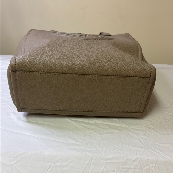 Marc Jacobs Tan Shoulder Bag with Embossed Logo - Picture 7 of 16